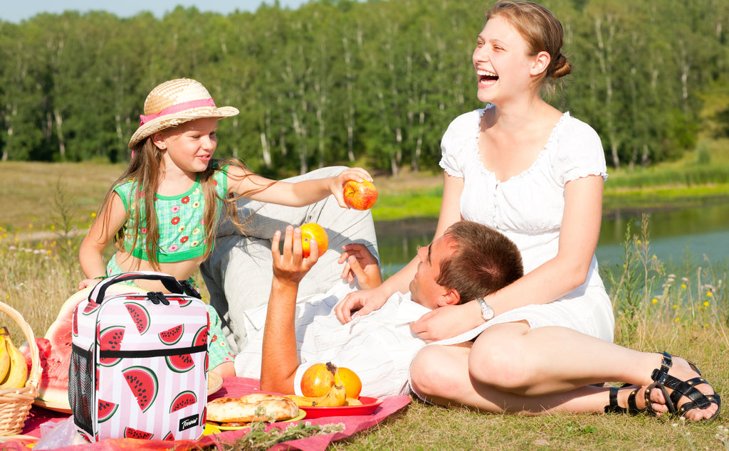 For a family picnic in the countryside, take the Tirrinia Small Lunch Bag and pack it full of food that's fresh and delicious!